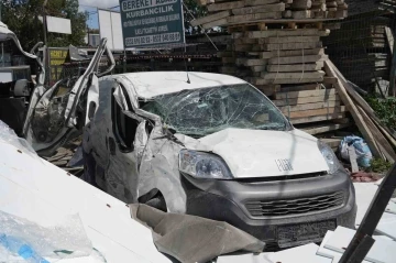 Başakşehir’de kontrolden çıkan kamyonet dehşet saçtı: 2 yaralı
