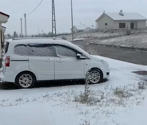 Başkale’de kar yağdı, araçlar yolda kaldı
