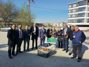 Başkan Bakkalcıoğlu, fabrika işçilerine simit ve poğaça dağıttı
