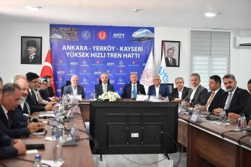 Başkan Büyükkılıç, Bakan Uraloğlu’na Hızlı Tren Hattı Şantiyesi’nde verilen brifinge katıldı
