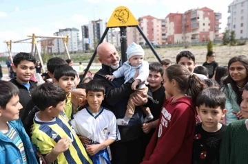 Başkan Çolakbayrakdar: “Çocuklar için bütün parklarda toprak alan yapıyoruz”
