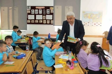 Başkan Fatih Çalışkan’dan minik öğrencilere hediye
