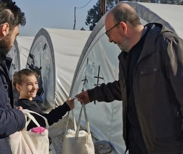 Başkan Mustafa Önsay, depremzede çocuklara oyuncak dağıttı
