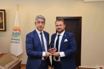 Başkan Oktay’a plaket
