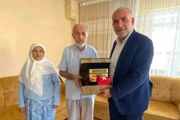 Başkan Sandıkçı’dan hacılara Kur’an-ı Kerim ve Türk bayrağı hediyesi
