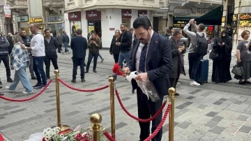 Başkan Sayan, Taksim’deki patlamada hayatını kaybedenler için karanfil bıraktı
