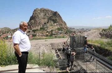 Başkan Zeybek’in işçilerin başında elleri cebindeki fotoğrafına tepkiler çığ gibi
