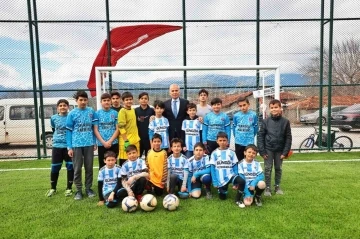 Başkan Zolan çocuklarla futbol oynadı
