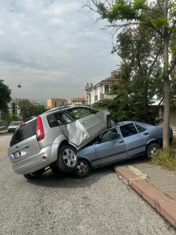 Başkent’te ilginç kaza: Aracı çarptığı otomobilin üzerine çıktı
