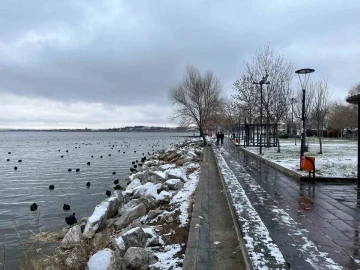 Başkentte parklar beyaza büründü
