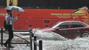 Başkentte sağanak su baskınlarına yol açtı