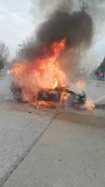 Başkentte seyir halindeki otomobil alev alev yandı