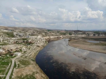 Batman Çayı ve Dicle Nehri’ne sızan ham petrol havadan görüntülendi
