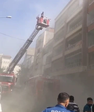 Batman’da 6 katlı binada yangın paniği: 5 kişi kurtarıldı
