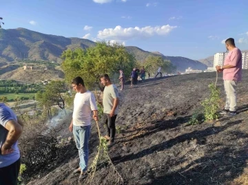 Batman’da mahallede çıkan yangını vatandaşlar kovalarla söndürdü
