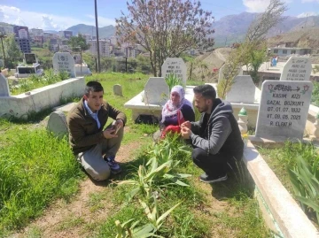 Batman’da şehitler kabirleri başında dualarla anıldı
