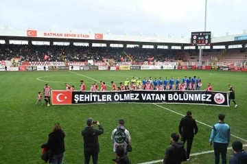 Batman Petrolspor, oyuncuları şehit ve gazi çocuklarıyla sahaya çıktı
