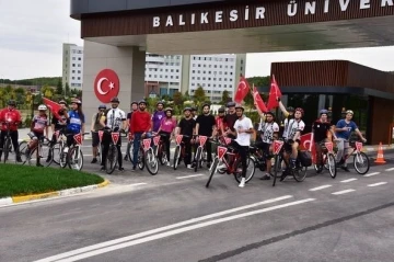 BAÜN’lü gençler bayraklar ile 100. yıl için bisiklet sürdü
