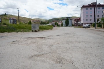 Bayburt kent merkezinde asfaltı bozuk yollar adeta köstebek yuvalarını andırıyor
