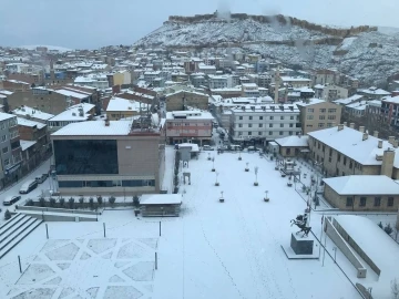 Bayburt pazar gününe kar yağışıyla uyandı
