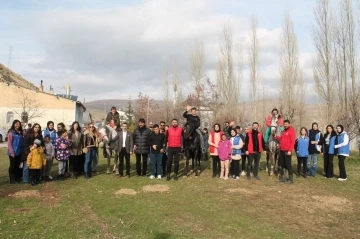 Bayburt’tan yürekleri ısıtan görüntü: Özel çocuklar ilk defa atlarla tanıştılar
