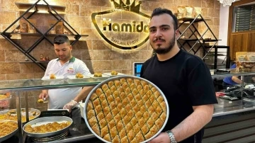 Bayram öncesinde baklava kuyruğu
