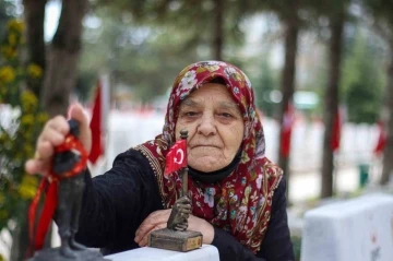 Bayram öncesinde şehit ailelerinin ilk durağı yine şehitlikler oldu
