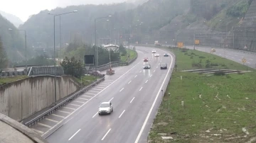 Bayramın birinci günü yola çıkan sürücüler otoyolda yoğunluk oluşturuyor
