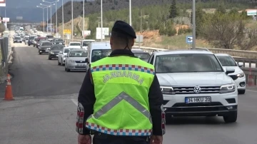 Bayramın ilk gününde de manzara yine aynı: 43 ilin geçiş güzergahında trafik yoğunluğu
