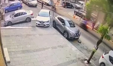 Bayrampaşa’da park halindeki motosikleti çalan 2 şüpheli kamerada
