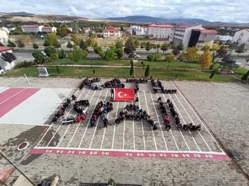 Bedenleriyle ‘Katil İsrail’ yazarak tepki gösterdiler
