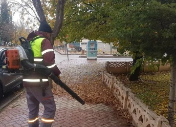 Belediye ekiplerinden yaprak üfleme makinesi ile sonbahar temizliği
