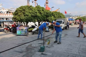 Belediye ekiplerinden yoğun temizlik mesaisi
