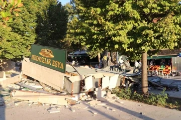 Belediye elektrik ve suyunu verdiği büfeyi ’kaçak’ diye yıktı
