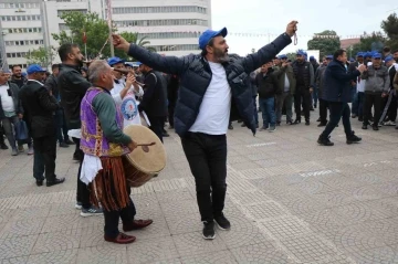 Belediye işçilerinden davullu, zurnalı, halaylı kadro talebi
