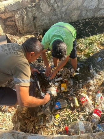 Belediye, sivrisinek ve kötü koku oluşumunu önlemek için dere yataklarını temizledi
