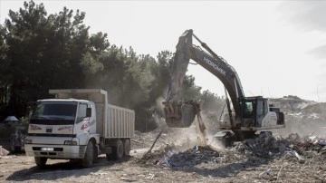 Belen'de ağır hasarlı binaların yıkımı ve enkaz kaldırma çalışmaları sürüyor