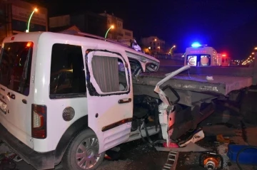 Benzin istasyonuna girmek için yavaşlayan tıra hafif ticari araç çarptı: 2’si ağır 4 yaralı
