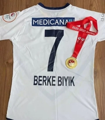 Berke Bıyık, depremzedelere yardım için formasını 18 bin TL’ye sattı
