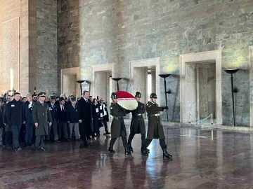 Beşiktaş Başkanı Arat ve beraberindeki heyet, Anıtkabir’i ziyaret etti.
