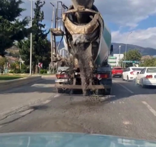 Beton mikserinin harcı karayoluna dökerek ilerlediği anlar kamerada
