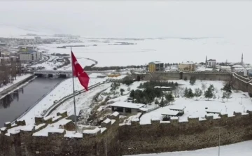 Beyaz örtüyle kaplanan kent dronla görüntülendi
