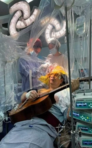 Beyin ameliyatı olurken 4 saat boyunca gitar çaldı
