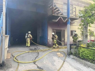 Beylikdüzü’nde jant kapağı üretimi yapan iş yerinde yangın
