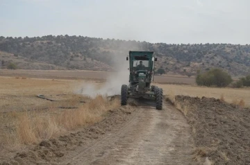 Beylikova’daki 25 mahallenin yolları onarıldı
