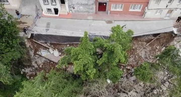 Beyoğlu’nda okulun bahçesine istinat duvarı çöktüğü alan havadan görüntülendi
