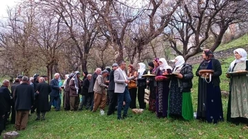 Beytüşşebap’ta kadınların mezarlık geleneği devam ediyor
