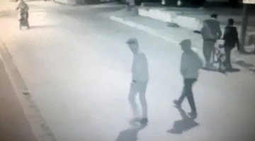 Bıçaklı gaspçılar önce güvenlik kamerasına ardından polise yakalandı
