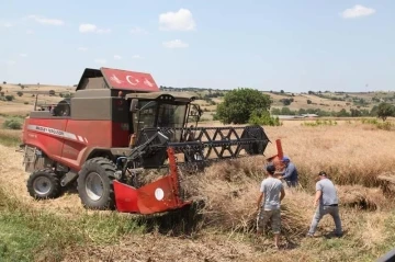 Biga’da ‘Kanola Ekelim Yağ olsun, Bal Olsun’ projesi çerçevesinde tarla günü düzenlendi
