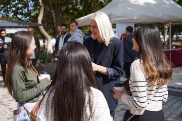 Bilecik’e yeni gelen üniversite öğrencilere ikramlarda bulundular
